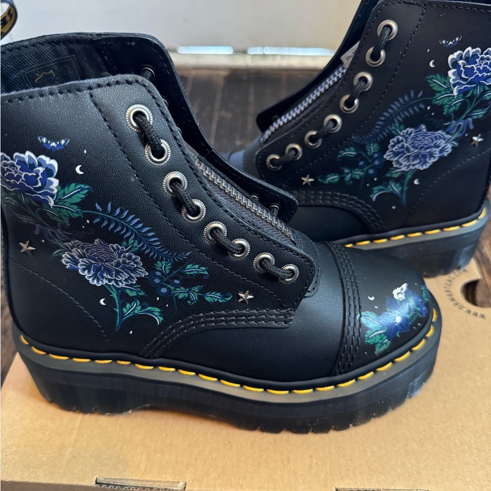 Dr. Martens Sinclair Mystic Floral Moon Size 6 NWT